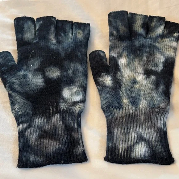 Tie-Dye Fingerless Gloves and Neck Warmer Set - Picture 3 of 5